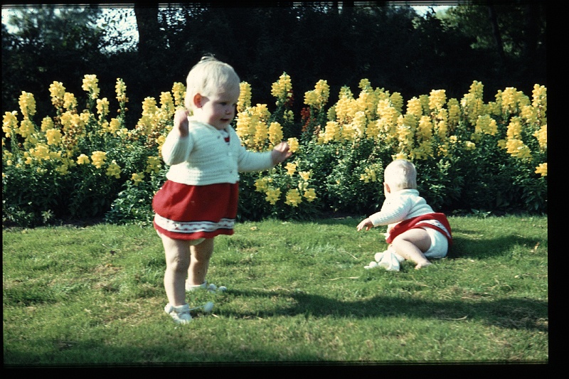 44.Zuiderpark sep 1964 Brigitte,Marion.JPG